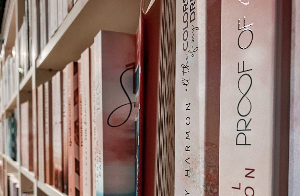 Frankfurter Buchmesse 2022 – Szenenfoto eines Bücherregals auf dem Messegelände